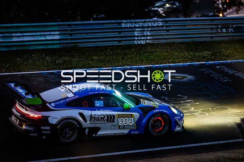 Rennfahrzeug auf der Rennstrecke