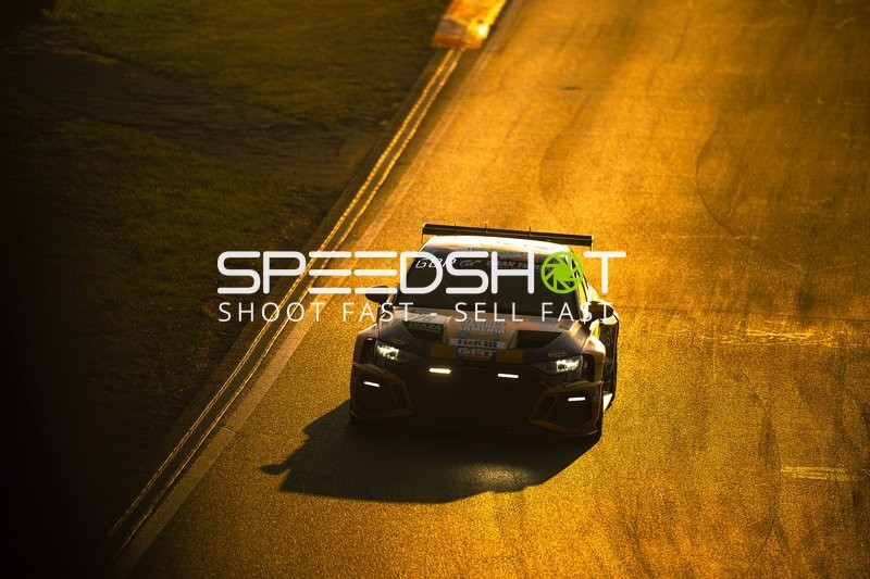 Rennfahrzeug auf der Rennstrecke