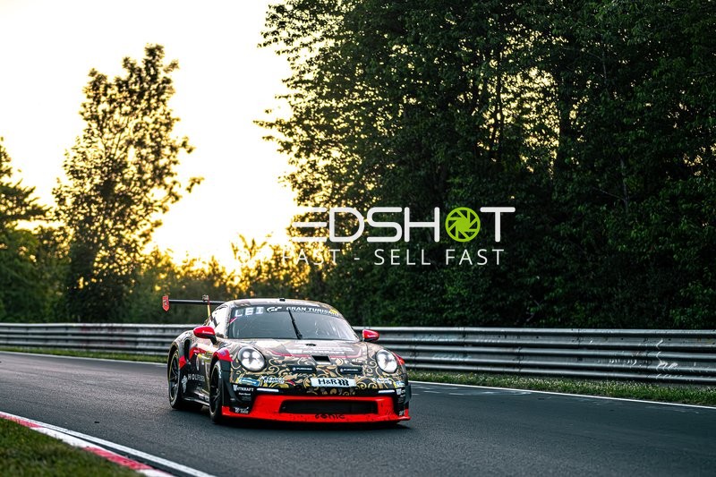 Rennwagen auf Strecke