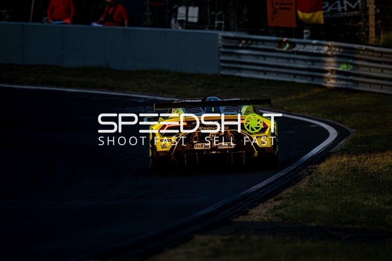 Rennfahrzeug auf der Rennstrecke