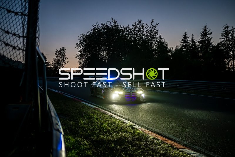 Rennfahrzeug bei Nacht auf dem Nürburgring