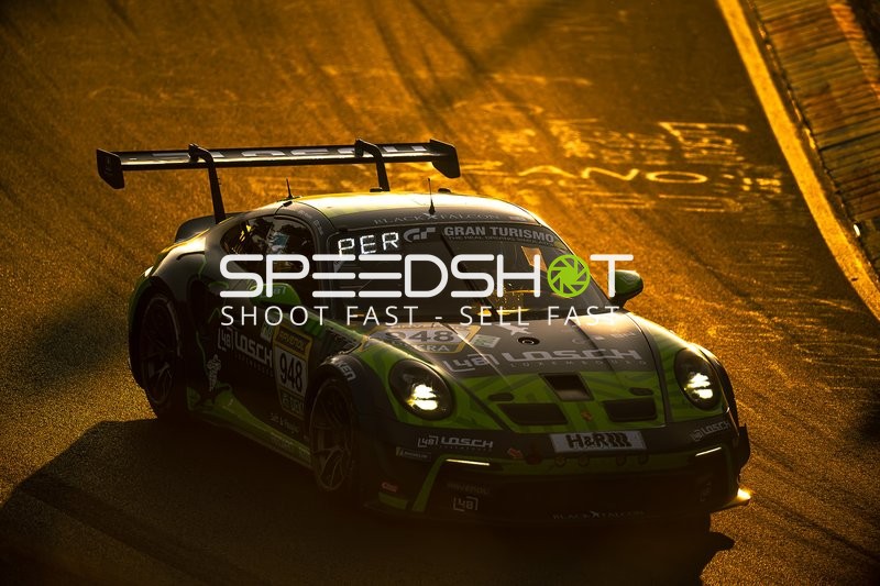 Rennfahrzeug auf der Rennstrecke