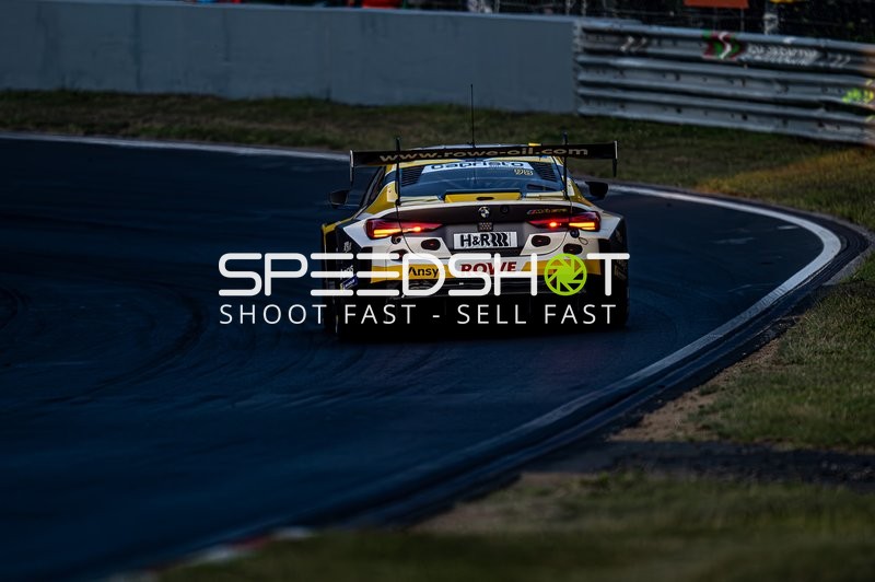 Rennfahrzeug auf der Rennstrecke