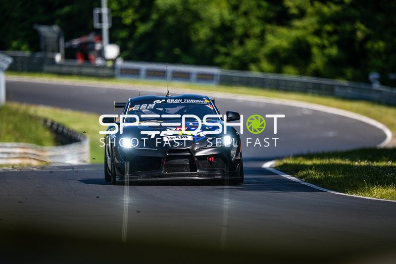 Rennfahrzeug auf der Rennstrecke