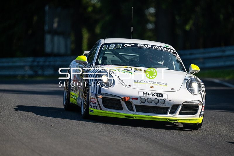 Rennfahrzeug auf der Rennstrecke