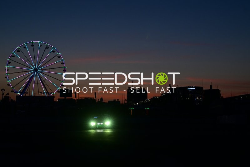 Auto mit Scheinwerfern