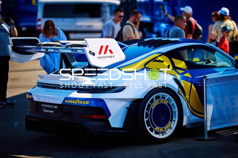 Rennfahrzeug in der Boxengasse