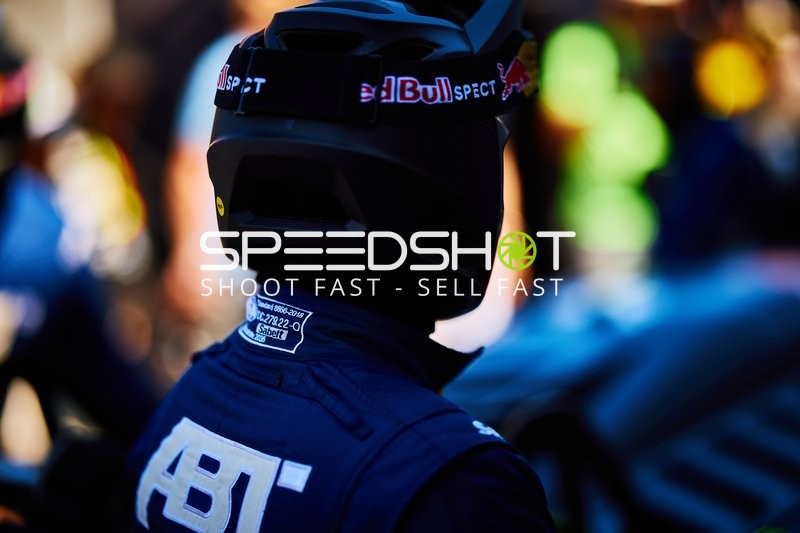 Motorsport-Teilnehmer mit Red Bull Helm