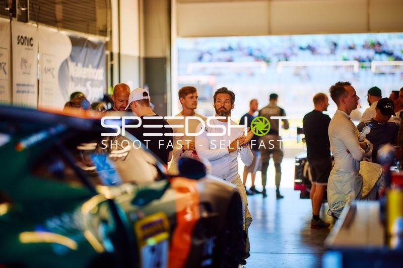 Boxengassen-Szene beim 24h Rennen 2025