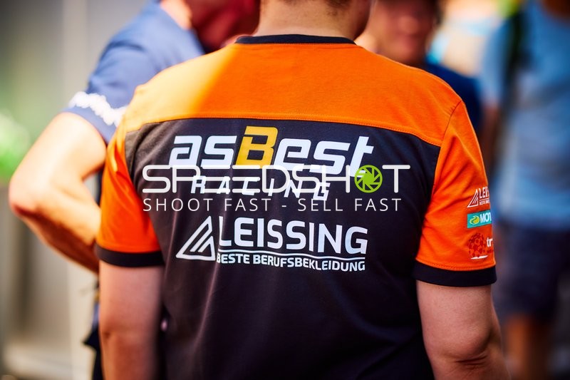 Person mit asBest Racing Shirt