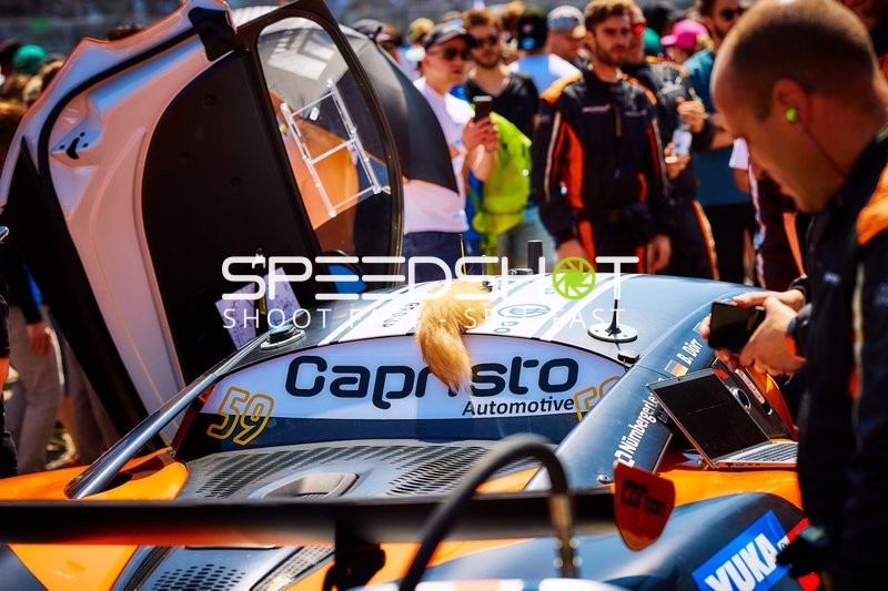 Rennfahrzeug in der Boxengasse