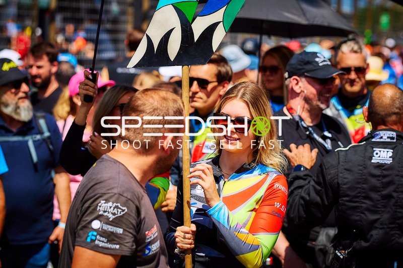 Grid Girl in der Startaufstellung