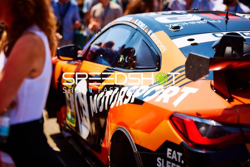 Rennfahrzeug in der Boxengasse