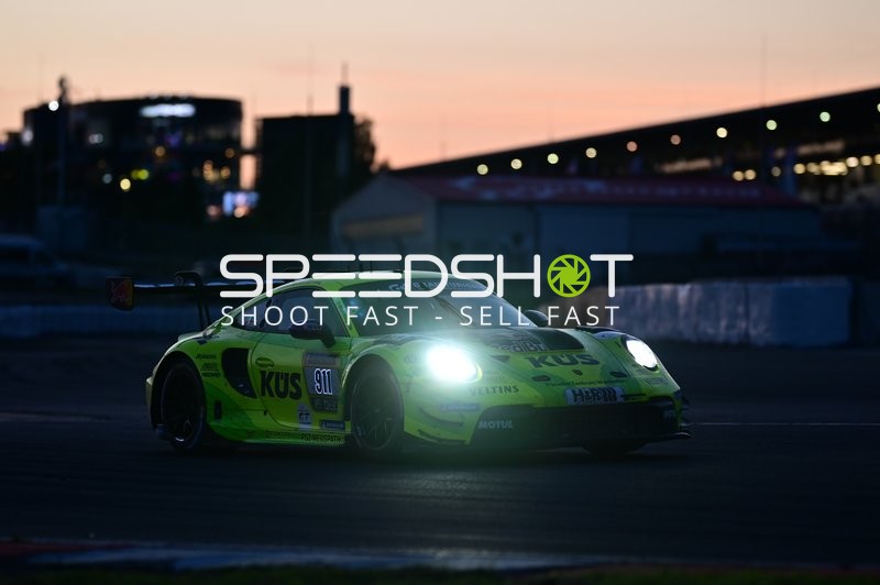 Fahrzeug auf der Rennstrecke