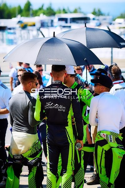 Team Schnitzelalm Racing in der Boxengasse