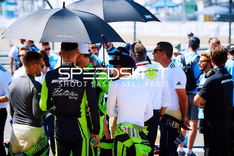 Team SchnitzelAlm Racing in der Boxengasse