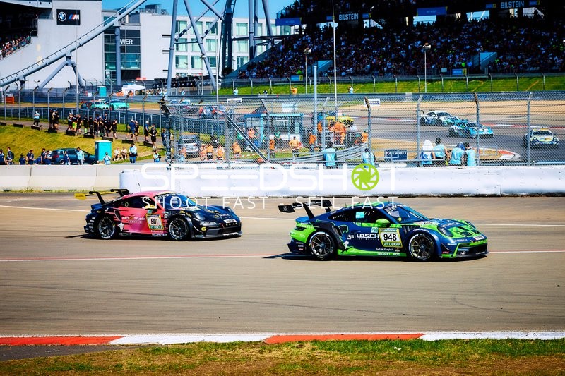 Zwei Rennfahrzeuge auf der Rennstrecke