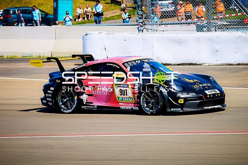 Fahrzeug auf der Rennstrecke