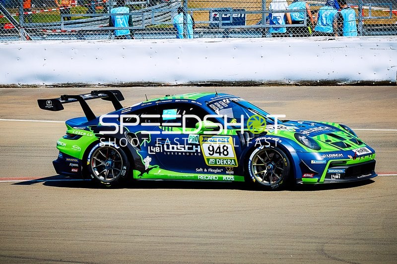 Rennfahrzeug auf der Strecke