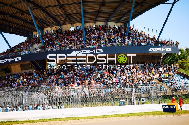 Zuschauer beim 24h Rennen 2025