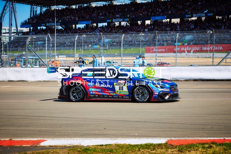 Fahrzeug auf der Rennstrecke