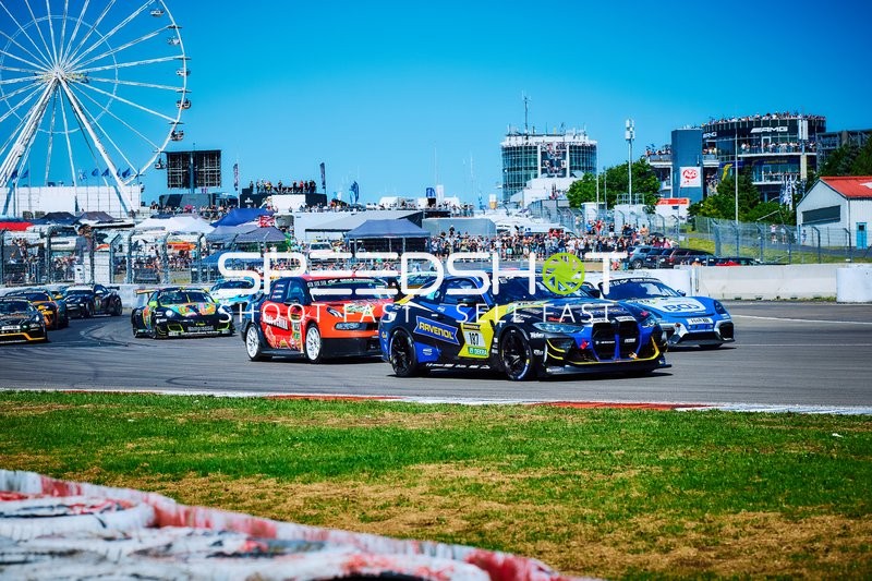 BMW M4 GT4 auf der Rennstrecke