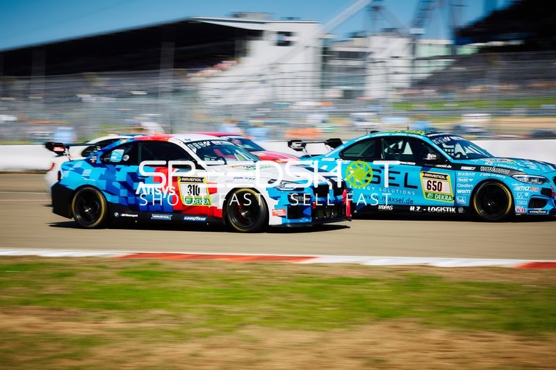 Zwei Fahrzeuge auf der Rennstrecke