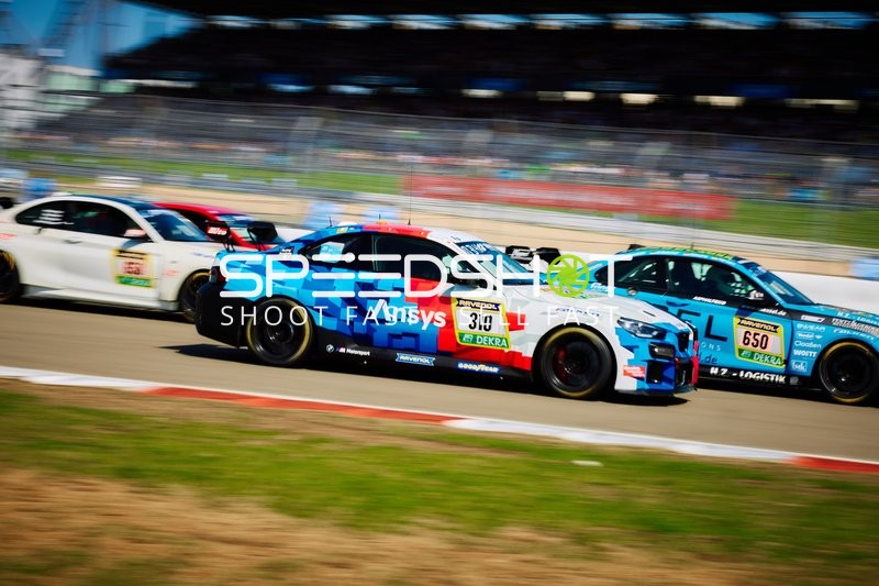 Zwei Fahrzeuge auf der Rennstrecke