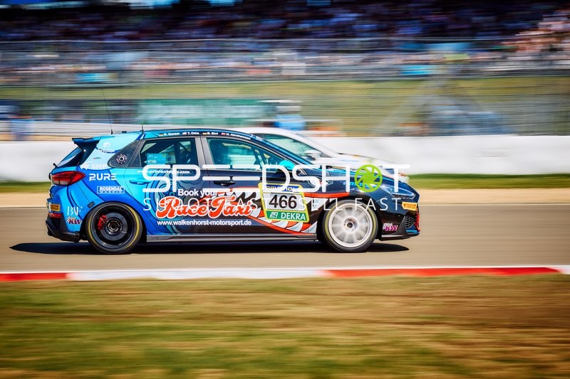 Rennfahrzeug auf der Rennstrecke