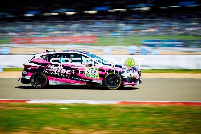 Rennfahrzeug auf der Rennstrecke