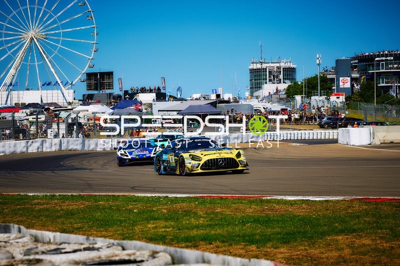 Rennfahrzeuge auf der Rennstrecke