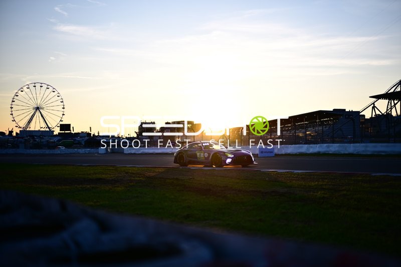 Rennfahrzeug auf der Rennstrecke