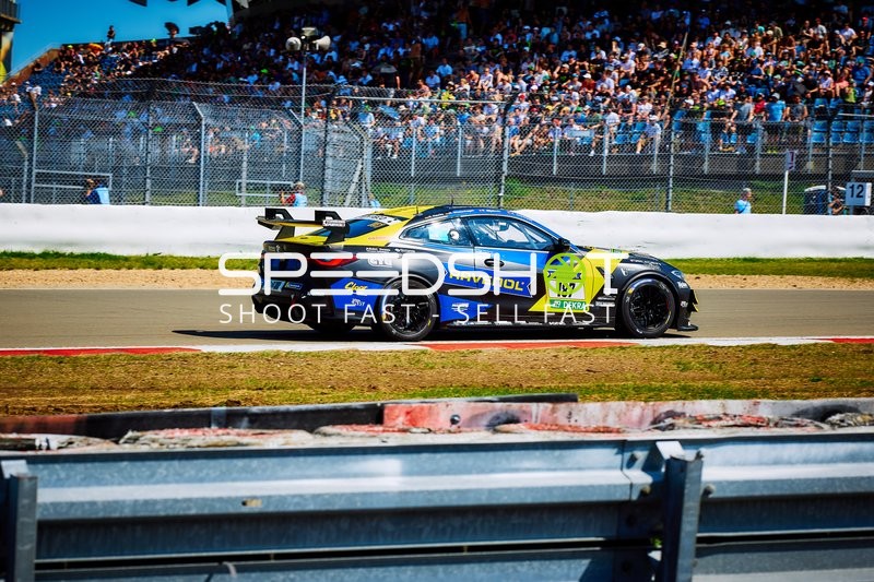 Fahrzeug auf der Rennstrecke