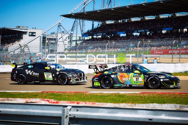 Zwei Rennfahrzeuge auf der Rennstrecke