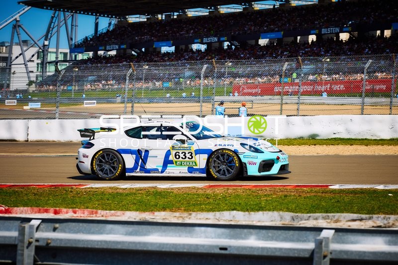 Fahrzeug auf der Rennstrecke