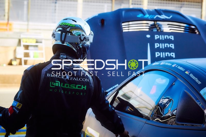 Rennfahrzeug in der Boxengasse