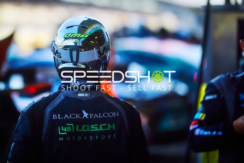 Rennfahrer von 48 LOSCH Motorsport by BLACK FALCON (948): Carlos Rivas (948; 48 LOSCH Motorsport by BLACK FALCON), Dylan Pereira (948; 48 LOSCH Motorsport by BLACK FALCON), Noah Nagelsdiek (948; 48 LOSCH Motorsport by BLACK FALCON), Tobias Müller (948; 48 LOSCH Motorsport by BLACK FALCON) in der Boxengasse