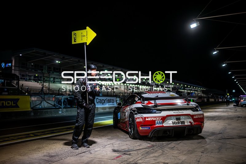 Rennfahrzeug in der Boxengasse