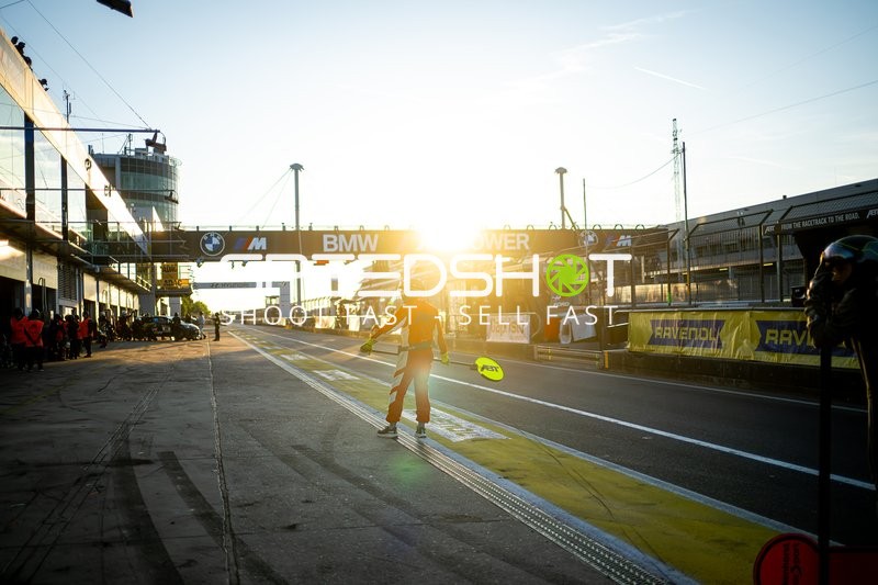 Rennfahrzeug in der Boxengasse