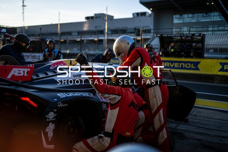 Rennfahrzeug in der Boxengasse