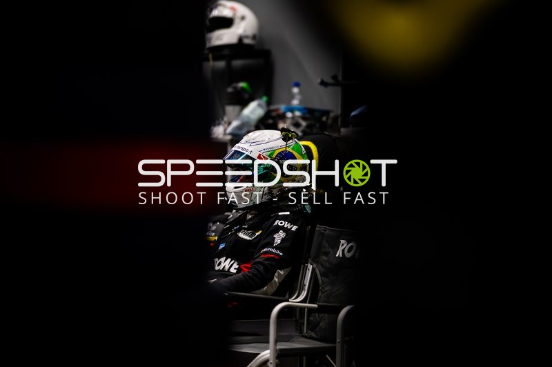 Rennfahrer in der Boxengasse