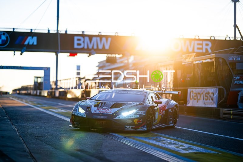 Rennfahrzeug in der Boxengasse