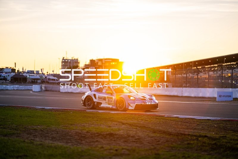 Rennfahrzeug auf der Rennstrecke