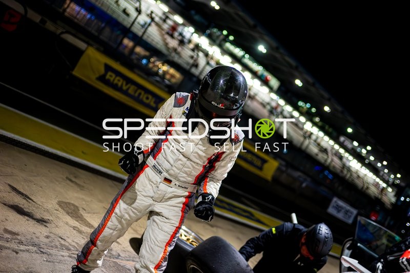 Boxengassen-Szene beim 24h Rennen 2025