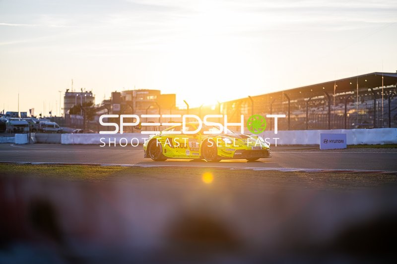 Rennfahrzeug auf der Rennstrecke