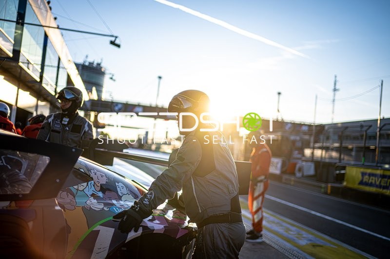 Rennfahrzeug in der Boxengasse
