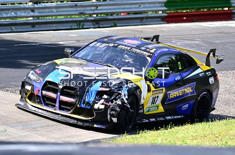 Beschädigtes Fahrzeug auf der Rennstrecke