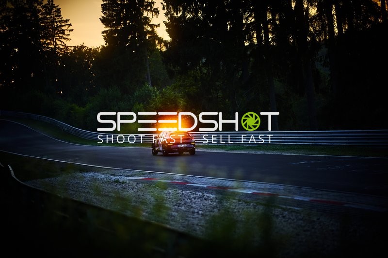 Sicherheitsfahrzeug auf der Rennstrecke