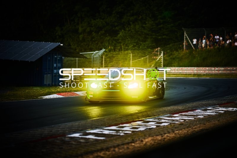 Rennfahrzeug auf der Rennstrecke