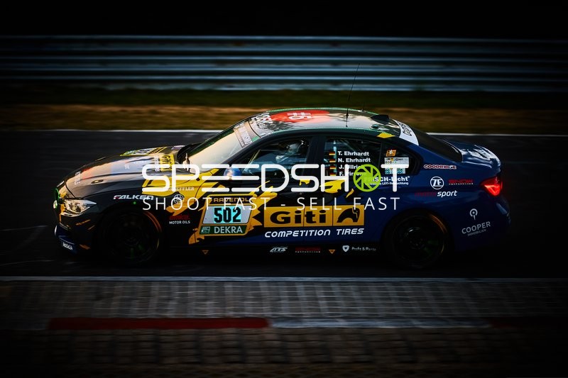 Fahrzeug auf der Rennstrecke